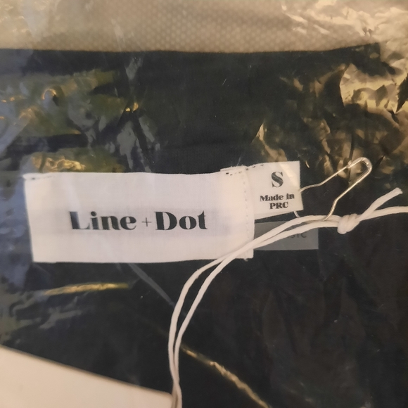 Line+Dot Basic Long Sleeve V-neck Tee Shirt - Picture 5 of 6